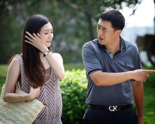 张嘉译藏了16年老婆终曝光,气质胜过李小冉,难怪看不上她