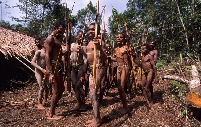 科罗威部族约有3000人，栖息在极为偏远隐蔽的热带雨林里，几乎与世隔绝。