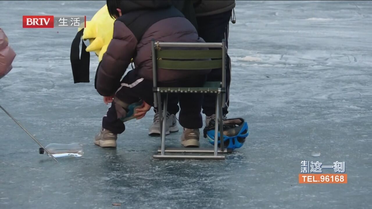 北展后湖 多人滑野冰有安全隐患 北京城市河湖管理处：将加大劝阻力度