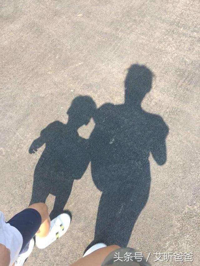 震撼教育!5岁孩子耍赖不想上学,妈妈带他上街