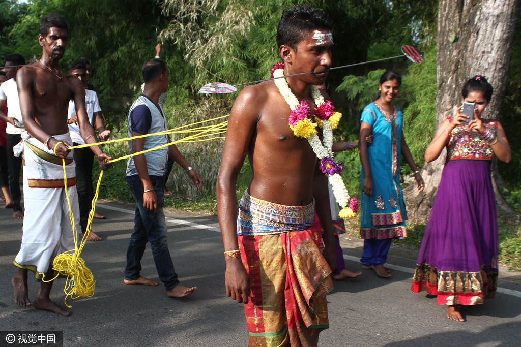 信徒的祭祀仪式：背着巨大的钢制弓形枷锁(负卡瓦第)