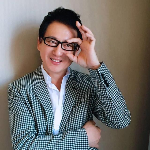 杨幂父亲八块腹肌不显老,敢于和女婿刘恺威PK