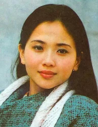 20岁险遭毁容,丈夫因病去世她低调守寡多年,二婚美满又幸福!