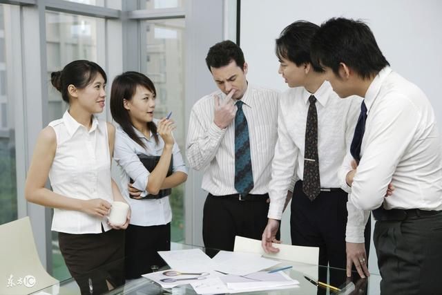 老板通知大家下班后开会,员工回了8个字,第二