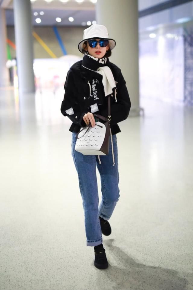 尴尬了古力娜扎!牛仔裤穿出宽腿缝,怪不得路人