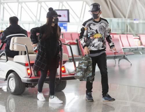 谢娜顶着大肚子去机场接张杰,张杰的这个动作