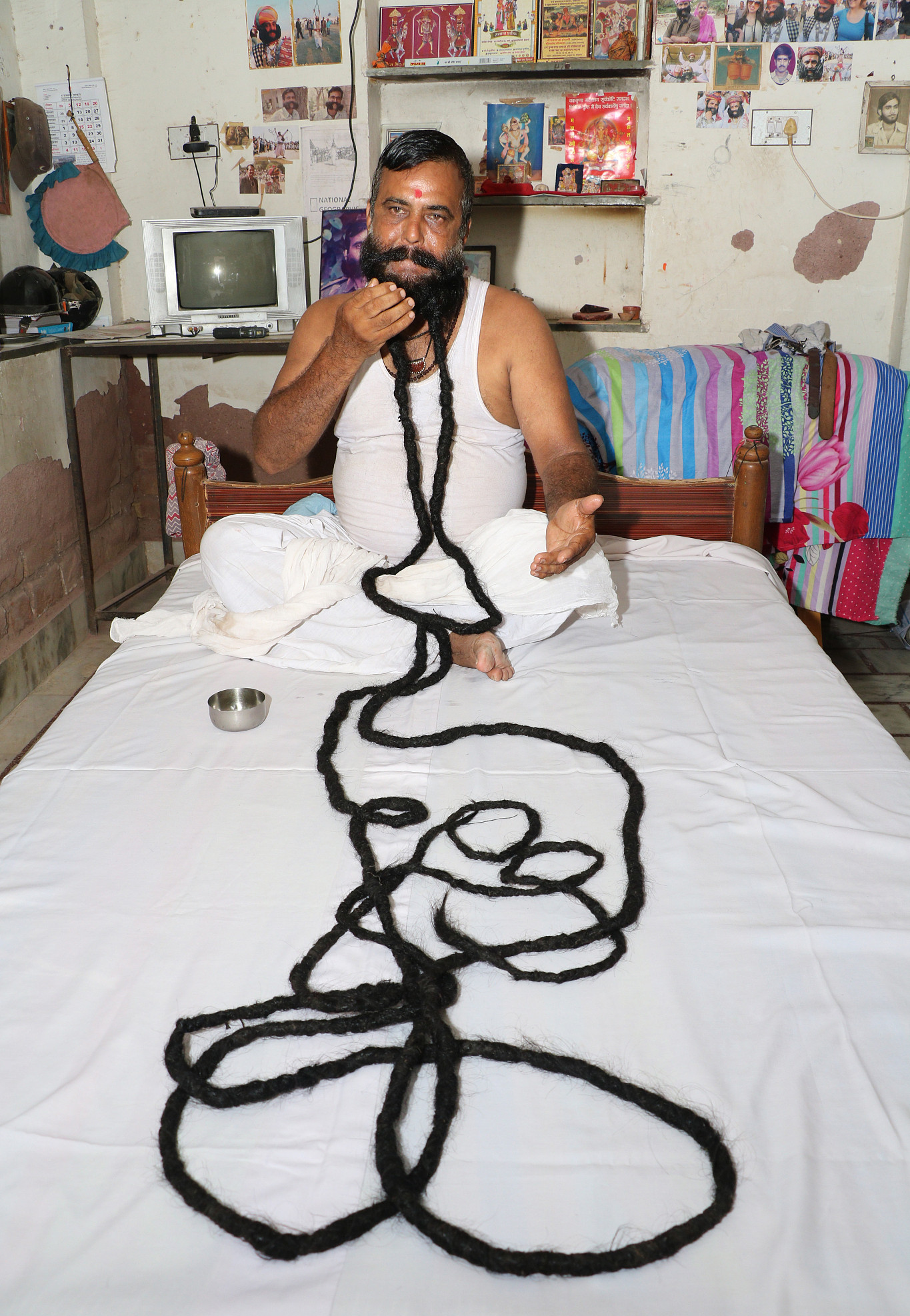 世界最长!印度男子33年蓄出67米胡子