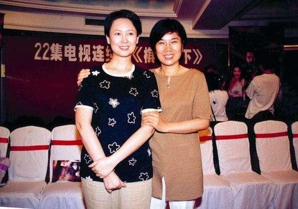 55岁左翎被前夫嘲讽后离婚 带女儿嫁给地产富