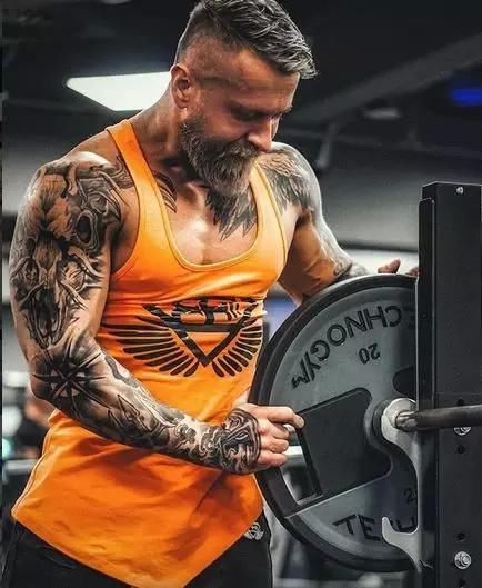 白发爷爷一身肌肉让人吃惊,但知道他的年龄后都不淡定了.