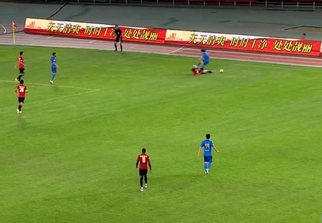 中甲赛场上演废人犯规 防守球员多次飞踹对方