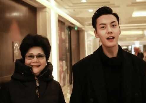 赵丽颖恋情曝光,准婆婆亲自探班,男方却不是林