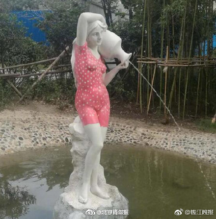 河南：小区裸体雕塑被“穿”上泳衣