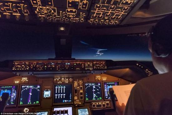 据英国《每日邮报》7月26日报道，荷兰34岁的民航飞行员克里斯蒂安·范·海斯特，上周日（7月23）近日在驾驶一架波音747客机飞越喜马拉雅山脉时，意外遇见远处天空中导弹发射的壮观景象。而导弹升空的方向是他所驾客机航线的北部，也就是中国的西北地区。
