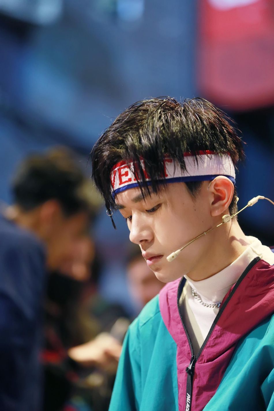 易烊千玺冲锋衣 发带酷帅十足 青春阳光散发无限魅力