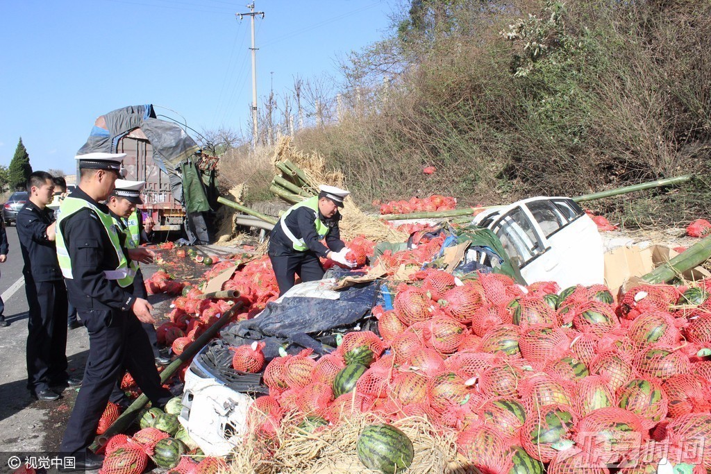 新车违规变道 遭30吨西瓜掩埋压扁