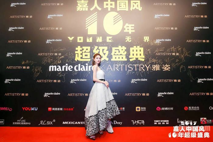 陈瑶短发回归 抹胸礼服彩绳编发演绎另类清新