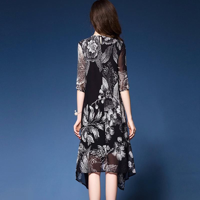 50岁女人拒绝做老气大妈,真丝连衣裙高贵大气