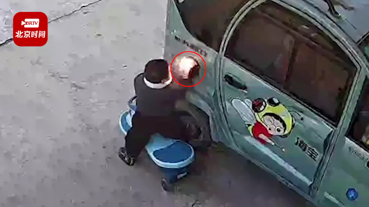 2岁男孩把硬币塞进电动车充电口手被炸黑 妈妈：吓死我了，硬币都熔化了！