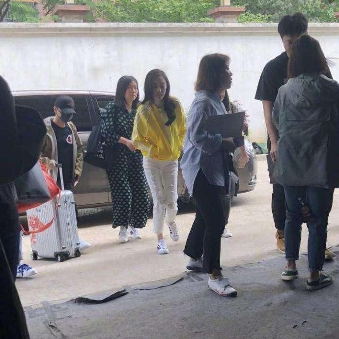 杨幂现身录制《我是大侦探》, 大长腿十分抢镜