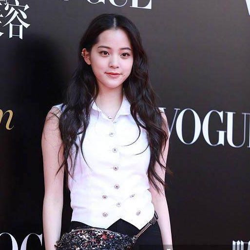 18岁欧阳娜娜与17岁张子枫红毯亮相,一个假少