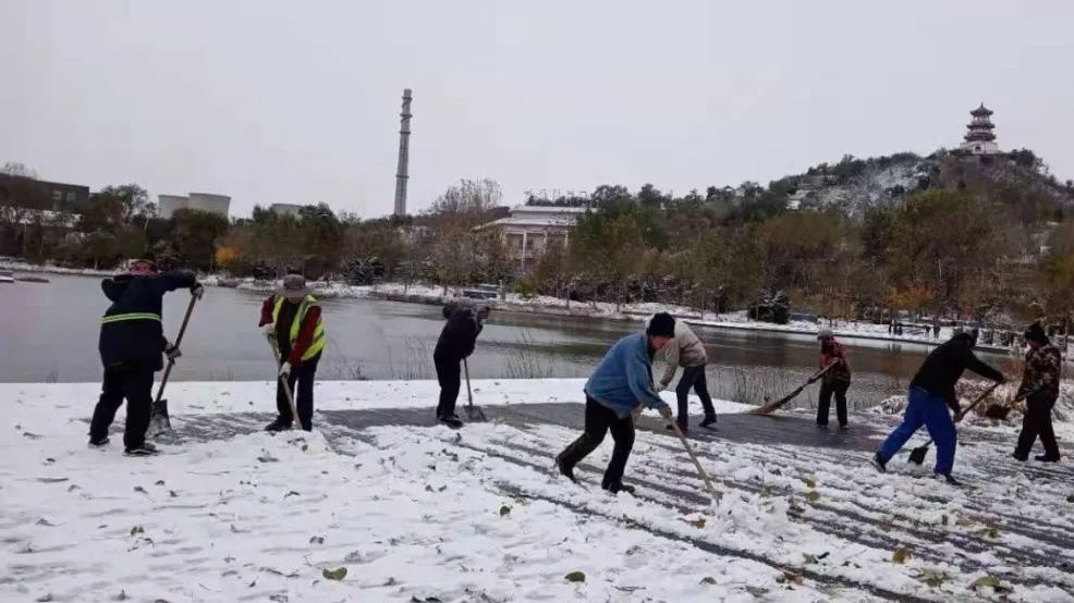 昨晚,今晨,扫雪铲冰进行时 昨晚,今晨,扫雪铲冰进行时