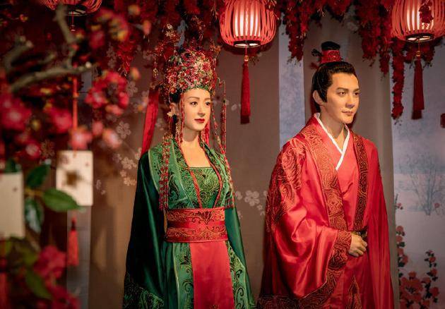 上海杜莎夫人蜡像馆官博晒明兰顾廷烨夫妇蜡像,并配文道:"追剧心切,杜