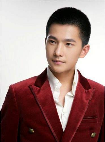 同样穿红色西装,王凯杨洋都被何炅完爆! 同样穿红色西装,王凯杨洋都被何炅完爆!