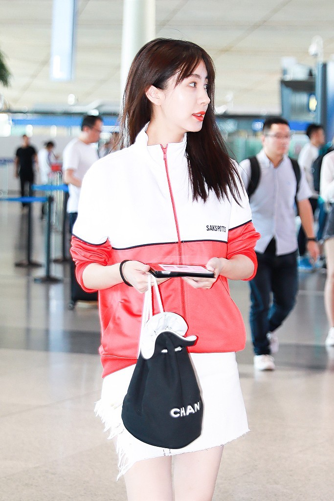 李菲儿穿"一抹红"变清爽运动girl 红唇娇艳美腿青春洋溢