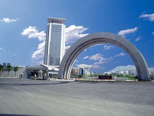 它是第一所以华侨命名的高等学府,周恩来总理