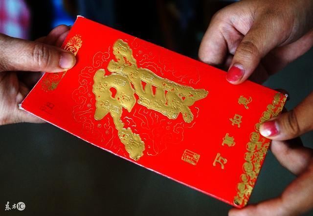 闺蜜结婚我随礼500,隔天我看她朋友圈,默默退