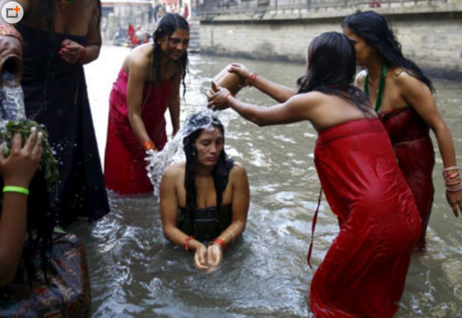 其实，尼泊尔人在露天水池洗浴，还有着宗教上的含义。他们相信，加德满都河谷地区的水池和喷泉，与他们心目中的圣湖——戈萨因康德湖是相通的，那里是印度教主神之一的湿婆神居住的地方。在这些水池里沐浴，就等于是在圣湖中沐浴和朝拜，可以消灾除罪，并有神灵保佑平安。

　　神圣的沐浴水，这份大自然的馈赠，在世界各种文化中，都被赋予了圣洁的意义。