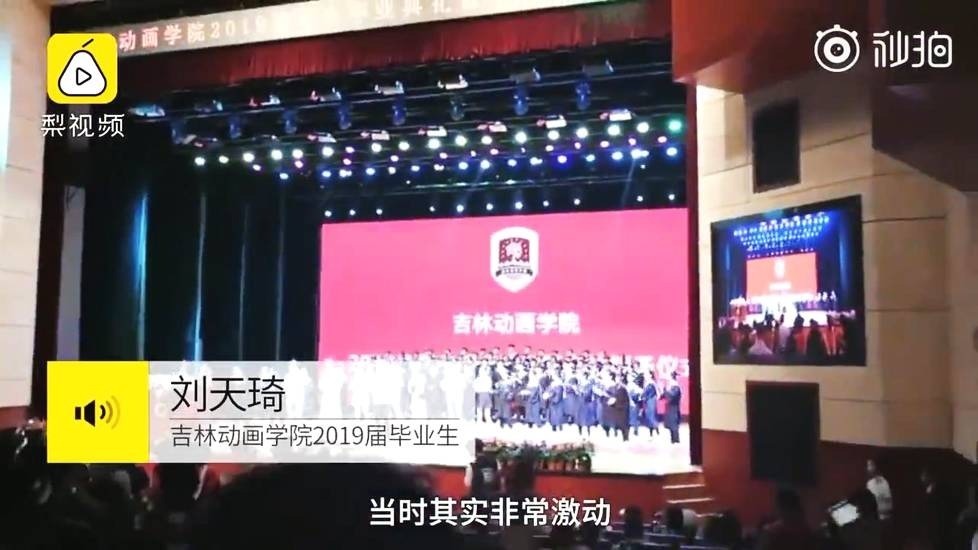 谈及为何想要“抱校长”，刘同学表示，自己平时经常参加学校活动，见到校长的机会也比较多，平日里就觉得校长和蔼可亲，“我记得去年学校18周年校庆，自己参加了一个诗朗诵节目的表演，效果非常不错，校长站起来鼓掌，还到后台看望我们，给我留下的印象挺深的。”