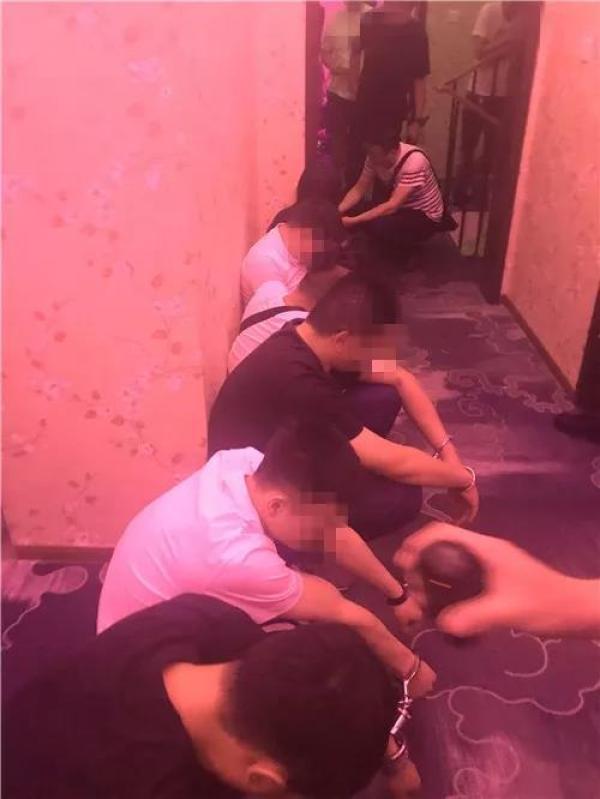 8月4日晚，根据掌握的线索，瑶海分局治安大队牵头刑警三队、花冲派出所、方庙派出所共20余名警力，分成五个行动组对该会所展开突袭清查，现场抓获15名涉案人员。目前，警方已依法刑事拘留3人，行政拘留10人，案件正在进一步侦办中。