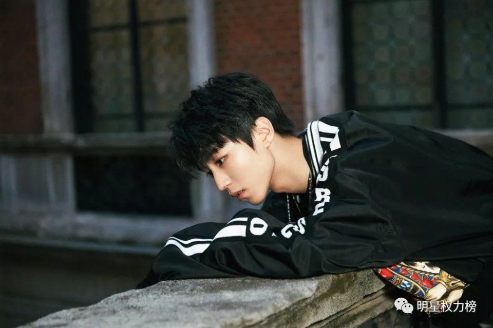 王俊凯最新街拍酷帅撩人 杨幂杂志大片简约唯