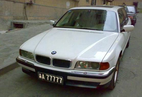 街头惊现一台报废宝马 车牌号却惊呆路人