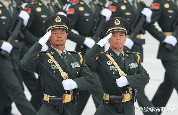 42軍軍長,政委,副軍長是中將,4個師長為少將,4個師政委未授銜