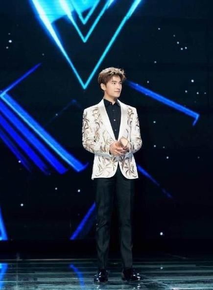 吴亦凡杨洋穿黑白时尚服装,用事实证明:果然真