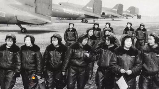新中国第一批女飞行员翱翔蓝天