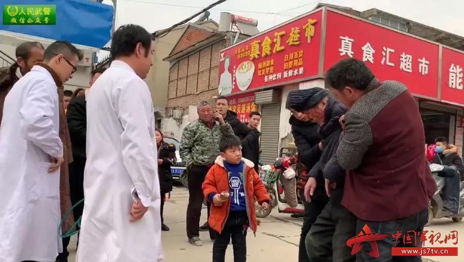 老人倒地 又是武警第一个伸出援手 老人倒地 又是武警第一个伸出援手