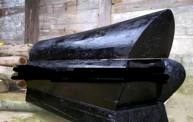 首先,需要术士快死之前,将自己封在一口黑漆大棺材里,并在棺材周围布