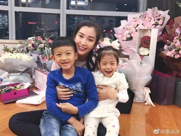 李冰冰抱着李雪的两个孩子,看得出来李冰冰心里很开心,李冰冰虽然现在