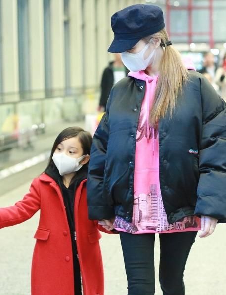李小璐带甜馨现身机场!甜馨萌萌哒真可爱!直接