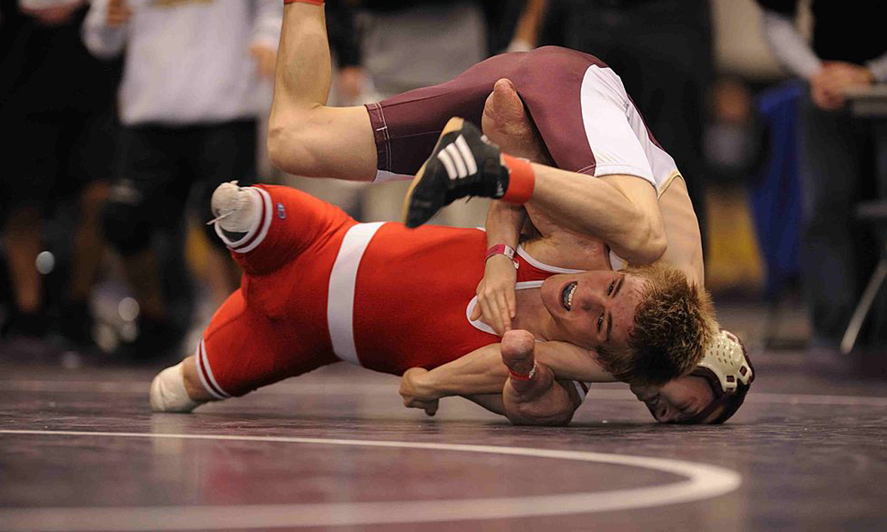 他不因为自己是残疾人而放弃自己热爱的自由式摔跤，反而要比平常人付出更大的努力。