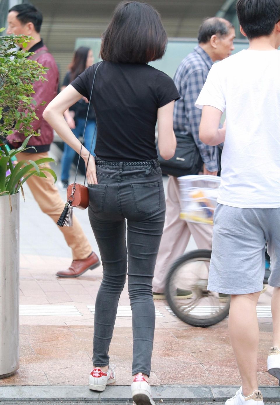 街拍女人黑裤子臀部图片欣赏视频大全(街拍女人黑裤子臀部图片欣赏) 街拍女人黑裤子臀部图片欣赏视频大全(街拍女人黑裤子臀部图片欣赏)