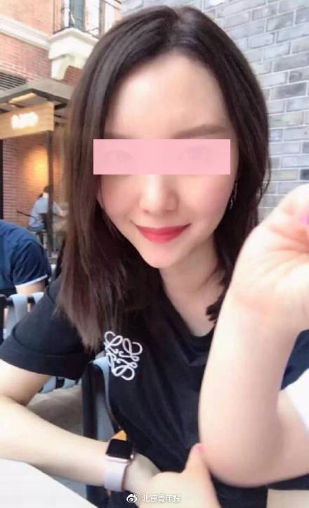 刑某在朋友圈指名道姓地说，自己部门当时缺人，找到了在某股份行工作的薛某，薛某称自己所在支行领导对自己不好，愿意过来跟他干。但是，后来薛某为了个人目的，多次色诱自己，做出肢体上的接触、开车的时候对自己上下其手，甚至还发洗澡时的暴露照片给自己！这些都遭到了刑某的拒绝。后来，薛某所在的银行怕人才流失，也用同样待遇留下薛某，薛某最终没有到刑某所在的银行工作。刑某还同时公开了几张薛某的照片，有两张都是泡澡时比较暴露的私照。

　　“是否男领导不睡你，你就不踏实？为什么同事关系硬要搞成姘头关系？” 刑某在文中气愤地要求薛某道歉，还表示他与薛某的老公也对话了，如果不道歉就走法律程序。