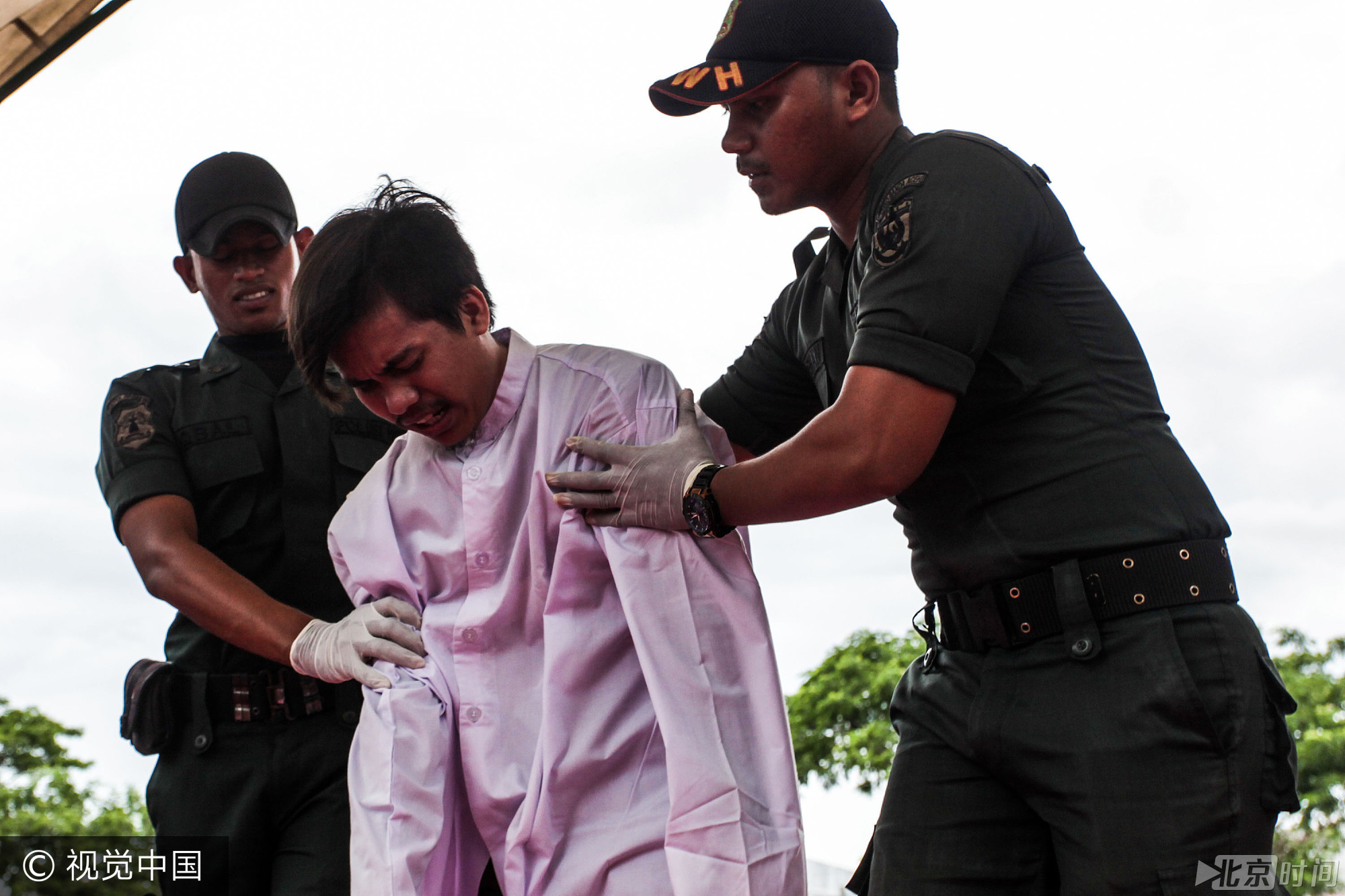 印尼两男因同性行为被执行鞭刑 民众观看前祈祷