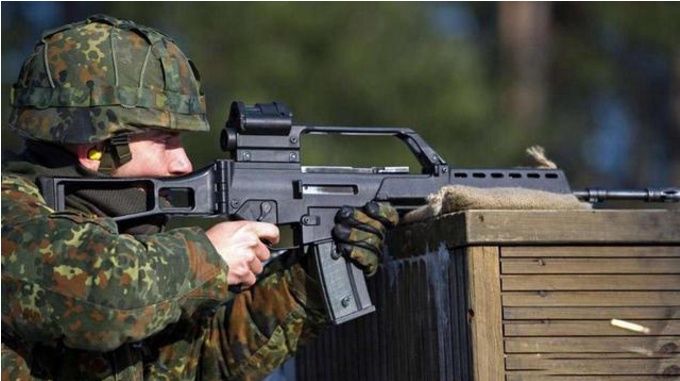 德国的g36突击步枪于1995年才开始列装,属于第三代突击步枪,其名声远