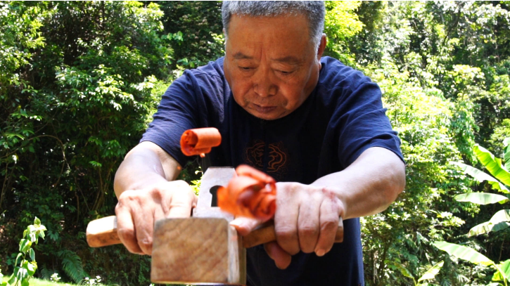 65岁老人靠木工手艺走红网络 热评:银发族网红新时尚 65岁老人靠木工手艺走红网络 热评:银发族网红新时尚