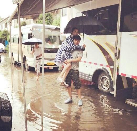 王思聪好友深夜扔大锤:李小璐曾让PGone抱着