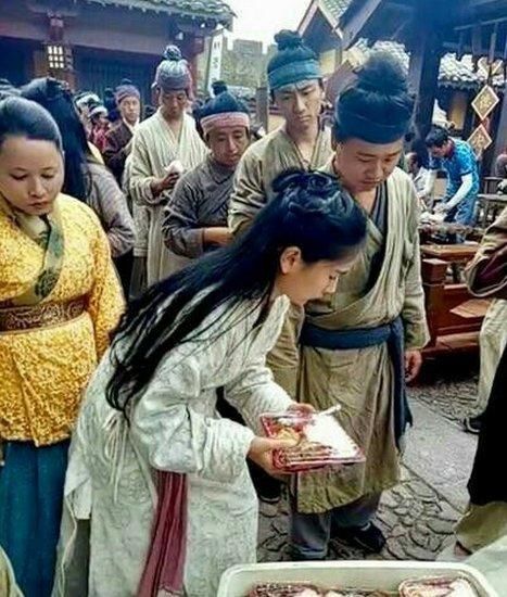 实拍横店女群演的一天,每天一百多的收入,只为